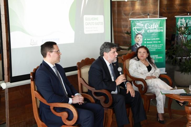 Magistrados, advogados e universitários participam do Café com Ministro
